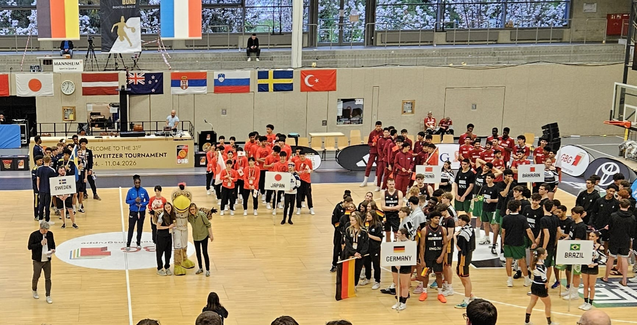 Geschäftsführerin Anne Pieper überreicht einen Award an Mia Wiegand (U18 Germany Girls) | © LGS27